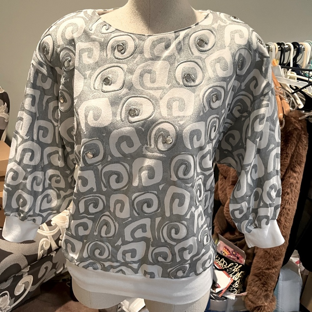 VINTAGE BONNIE AND BILL BY HOLLY WHITE AND SILVER WOMENS TOP WITH STUDS SIZE S
